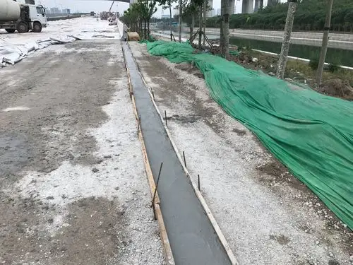 路缘石垫层浇筑混凝土
