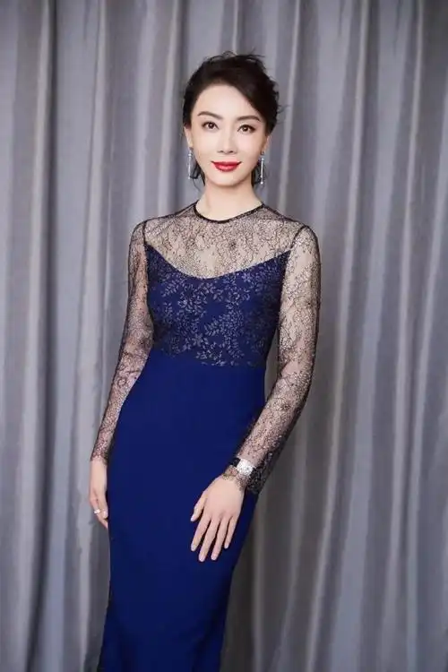 陈数才是不老女神穿蓝色连衣裙气质又优雅43岁美得不留余力