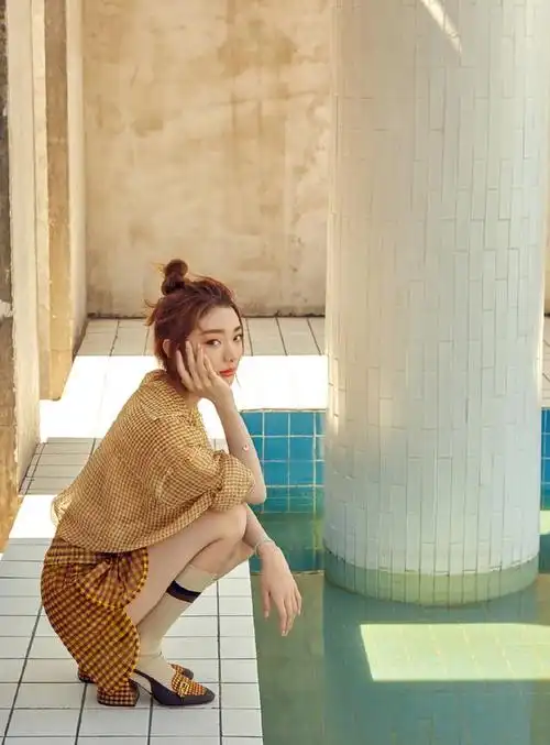 20岁李紫婷有点迷人,穿格纹衬衫配阔腿短裤,双腿线条太完美了