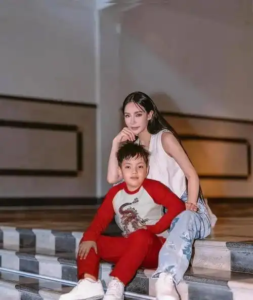 何猷君前女友怀孕,大秀孕肚自爆做单身妈妈,33岁离婚两次育一子