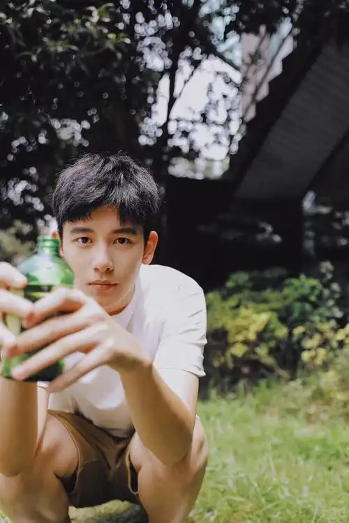 没人搬这套写真吗胡先煦太好看了听风哥哥yyds