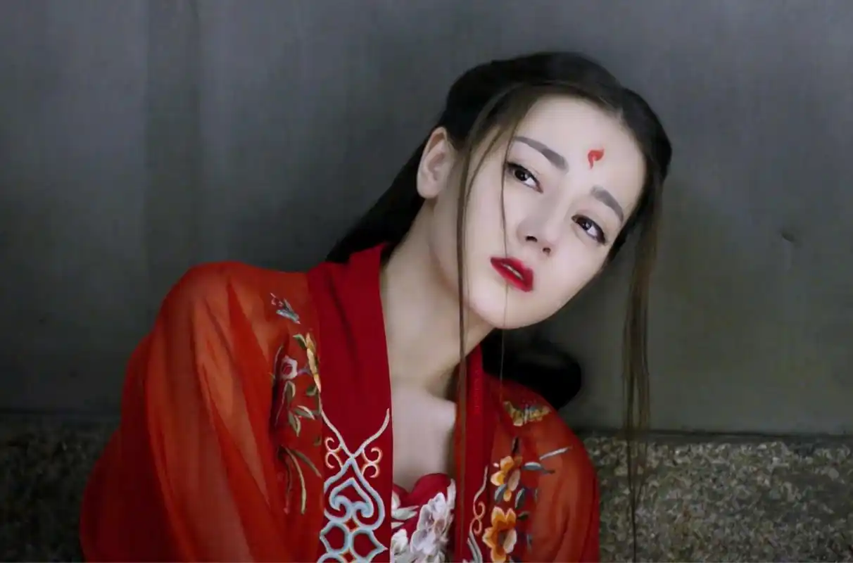 迪丽热巴在综艺《开推吧》中再次以造型出圈,暗黑玫瑰造型惊艳.