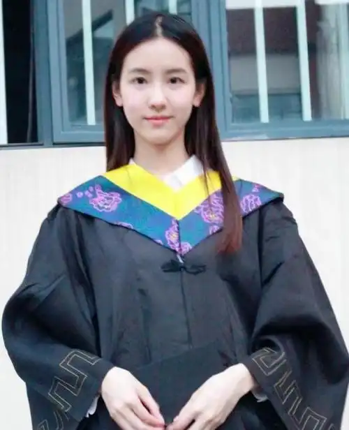 女明星毕业学士服,吴倩俏皮,沈月可爱,看到神仙姐姐,太仙了!