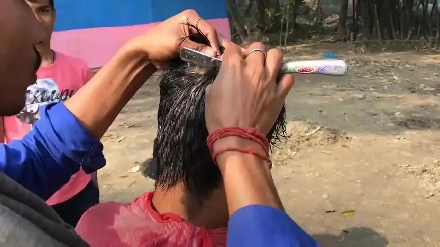 夏天太热了,男子直接剃光头发型,看着好凉爽