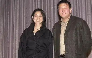 倪萍老公杨亚洲为了给虎子治病全家移居美国两人恩爱17年