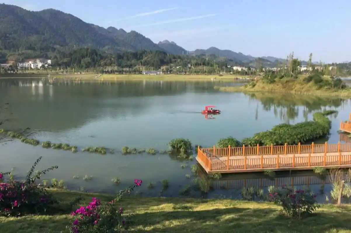 雅安月亮湖,这里是一个以浪漫茶乡为主题的宁静乡村旅游目的地.