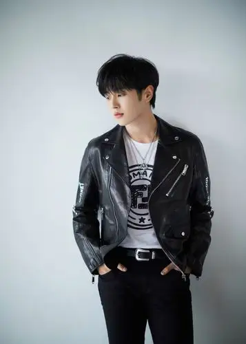 unine官博:机车皮衣质感搭配,诠释简约生活态度黑白色彩搭配,探索情绪