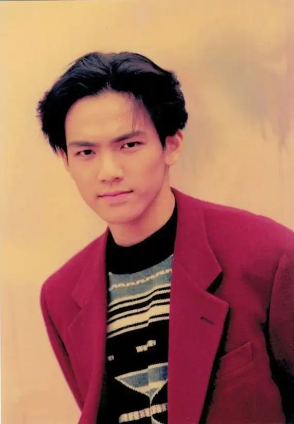 照片中的钟汉良身穿蓝色上衣,看着囧囧有神的眼睛,充满着年轻人特有的