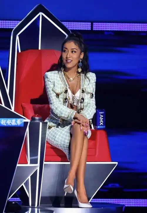 小香风的look学吉克隽逸穿甜美可爱满满的小女人味