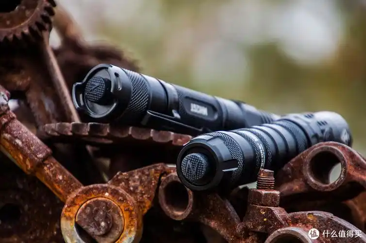 全新升级体验强光攻坚奈特科尔mh12s全能手电