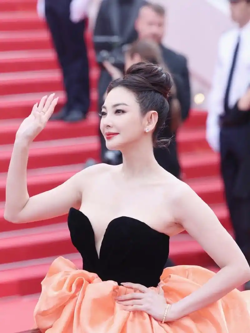 张雨绮戛纳国际电影节造型