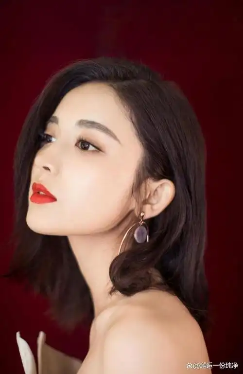 古力娜扎再次引爆社交网络,她的街拍照片更是收获了无数粉丝和好评.