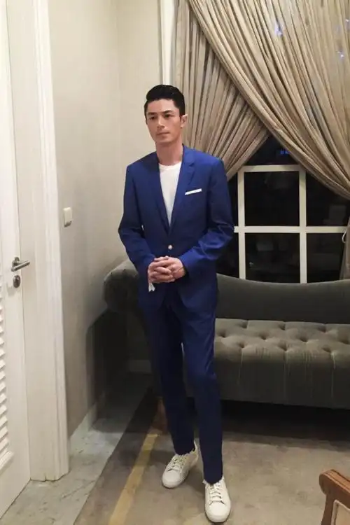 霍建华不单单穿boss西装帅气有型,当他套上利落的风衣,运动型的夹克等