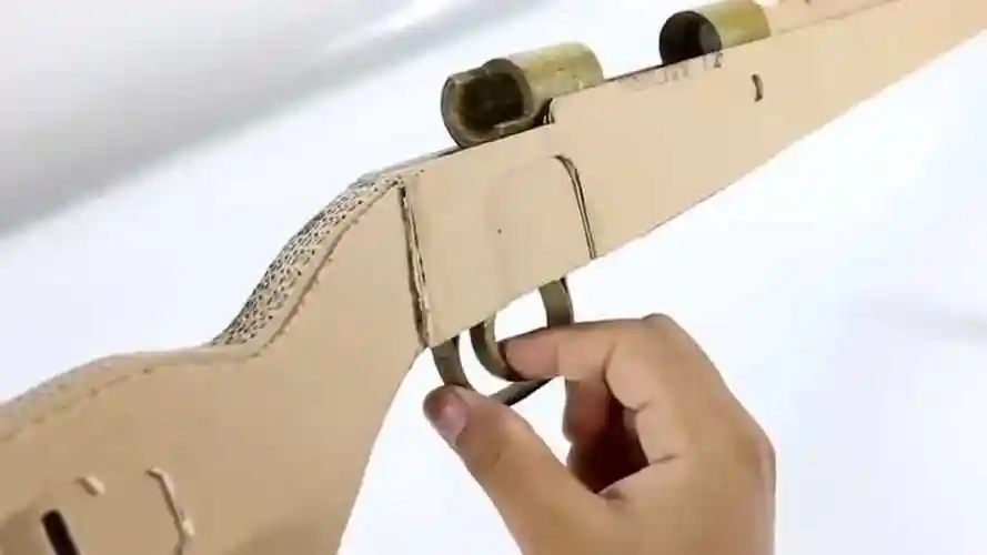 创意生活手工国外牛人用硬纸板打造一把绝地求生里的98k