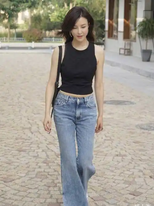 原创俞飞鸿穿出了70后女性想要的三七身材缎面上衣配喇叭裤美炸了