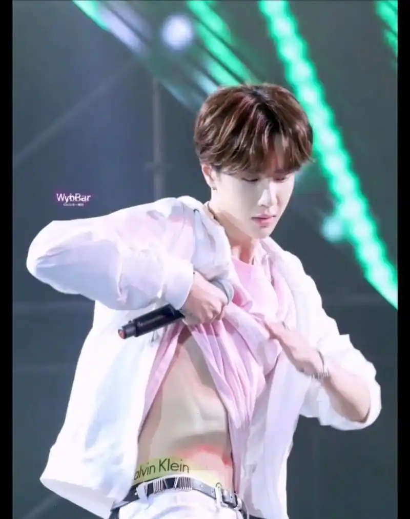 王一博#太能撩了,一博的腹肌秀来一波