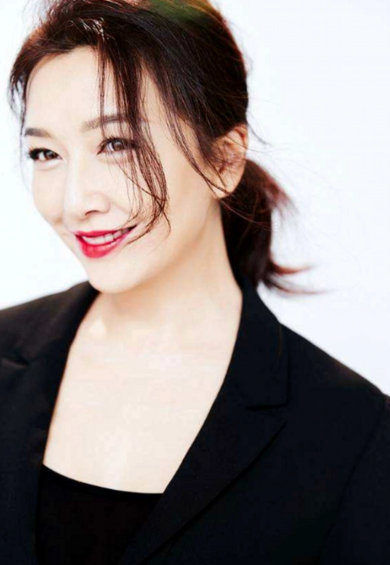 如今的江珊带着女儿过得很好,没什么事了就拍几部戏,还是一样的爱笑