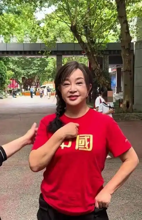 74岁刘晓庆:最新生图吓到了!脸和耳朵好奇怪!这状态演妲己?