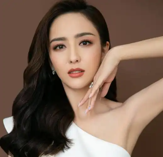 事实证明入股前夫公司的佟丽娅已经走上了另一条道路