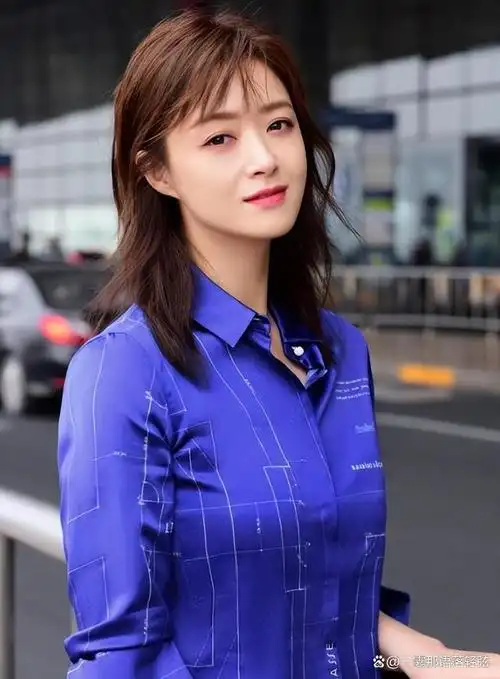 蒋欣究竟有多好看,羽毛裙难掩圆润丰腴,网友:微胖女生天花板