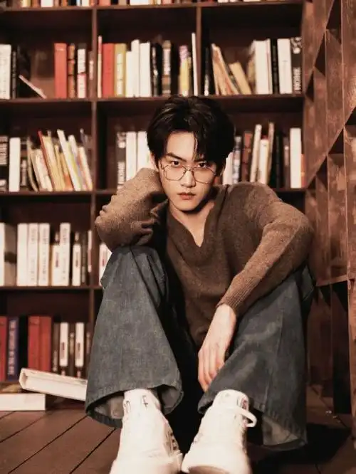 周柯宇书店氛围感大片#周柯宇金丝眼镜半永久吧锁骨杀 侧颜 眼神