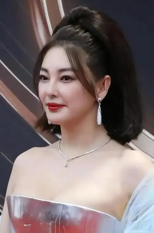 方面还是一如既往的沉稳大气,但似乎有点"变脸"了,不知是发福还是发腮