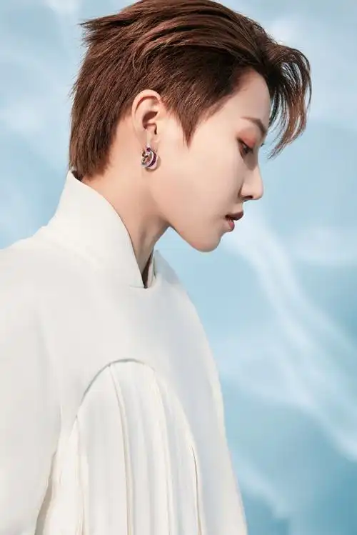 刘雨昕微博之夜纯白造型