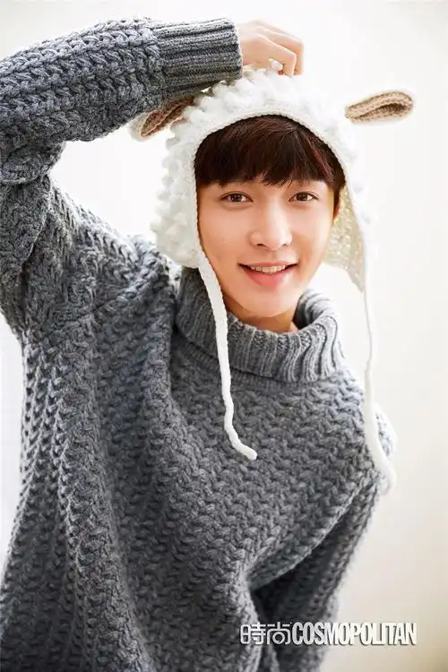 可爱呆萌张艺兴登压轴刊封面