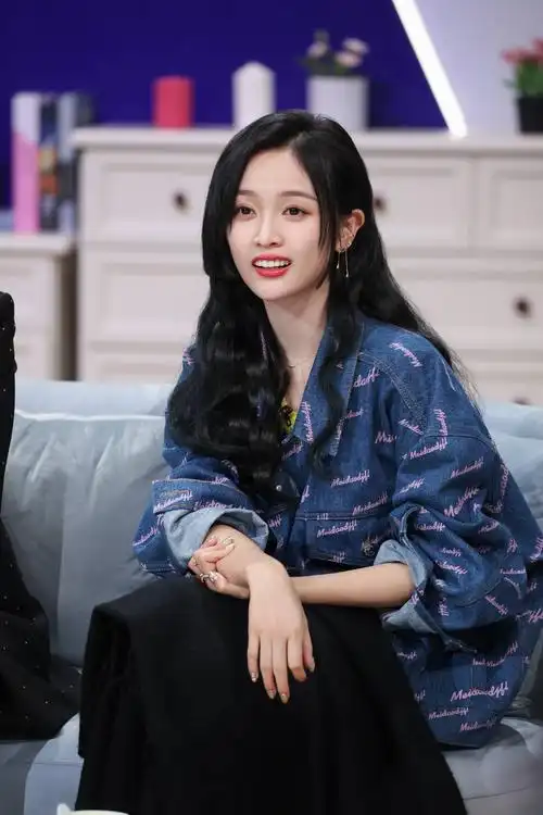 "吴宣仪和弟弟在社会上没有血缘关系",姐姐三观好正_宇宙少女