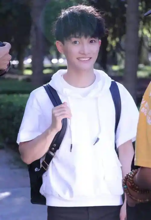 周深《好声音》丢冠军,《歌手》遭淘汰,为何现在红成这样?