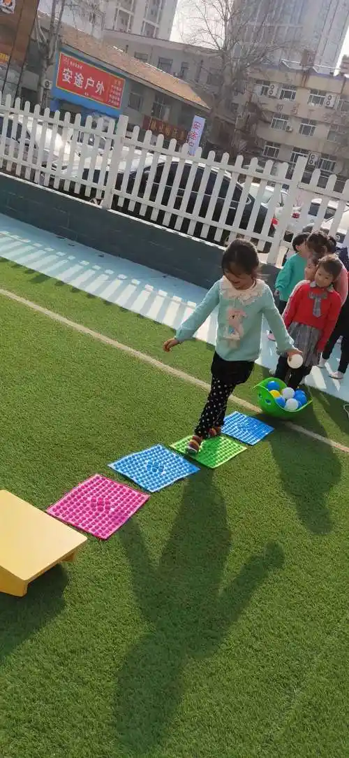 快看梓硕,踩在指压板上一点都不怕,就跟走在平地上一样.