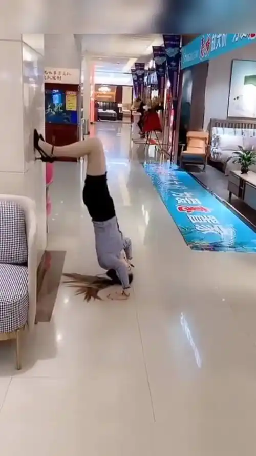 我要上热门#商场里遇见的一幕,美女穿着裙子倒立,这胆子是真大!
