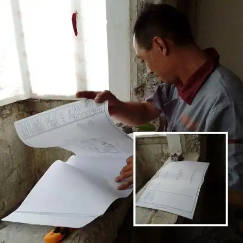 工人施工前看图纸