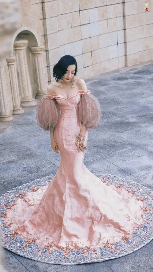 迪丽热巴珠光粉宫廷风礼服