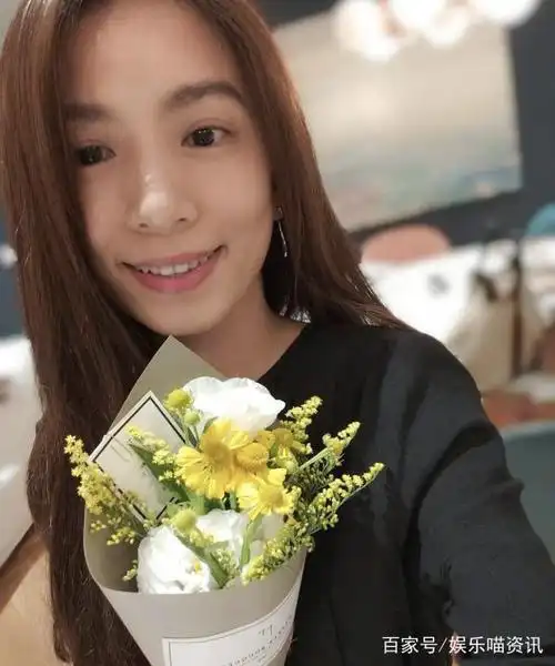 女神自嘲起来也是很逗的,田馥甄自称"干燥花小能手"