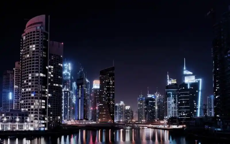 壁纸 迪拜市夜,灯光,河流,摩天大楼 1680x1050 hd 高清壁纸, 图片