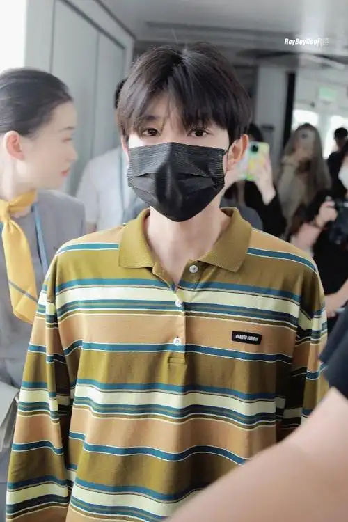 王源机场慵懒造型惹人爱