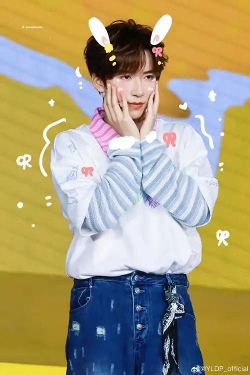 时代少年团-贺峻霖身穿yldp彩绘爱心短袖t恤,绚丽色彩与涂鸦印花敲铑