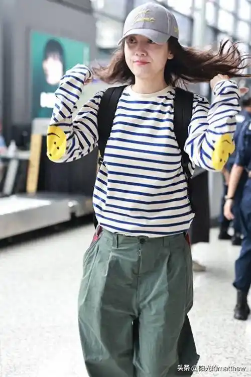 宋佳上海出发,身着条纹t恤简约随性_机场