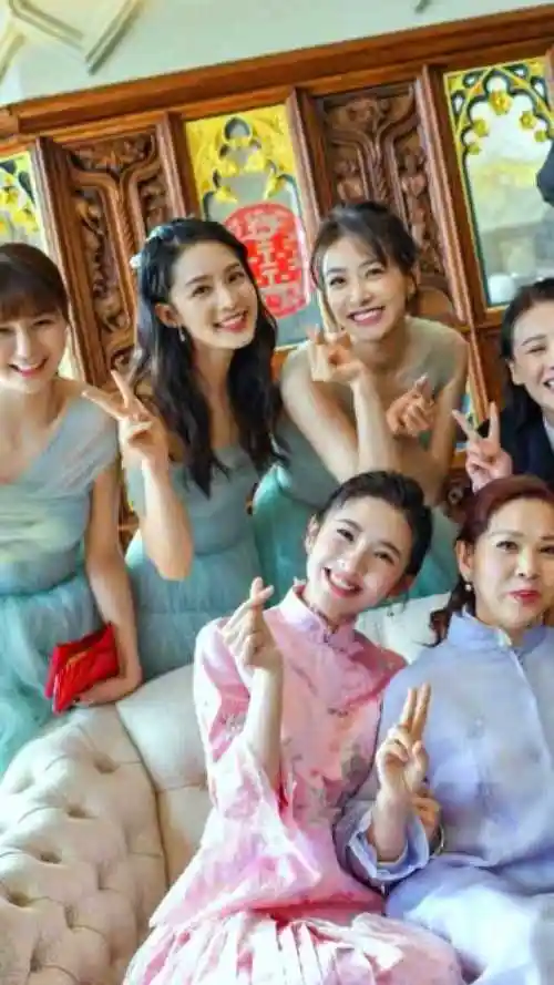 你们有没有觉得伴娘李沁抢了新娘唐艺昕的风头