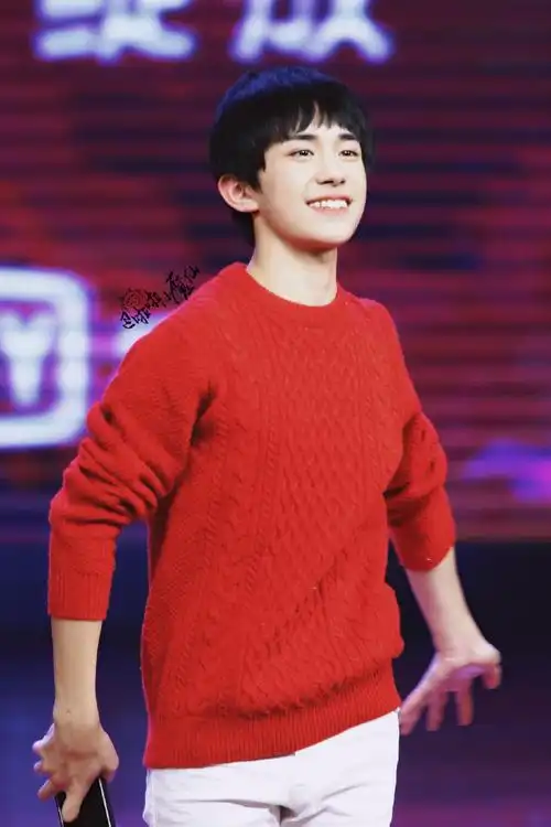 翻到一张来自15岁生日会的小宝  #易烊千玺电影小小的我#  #愚人节