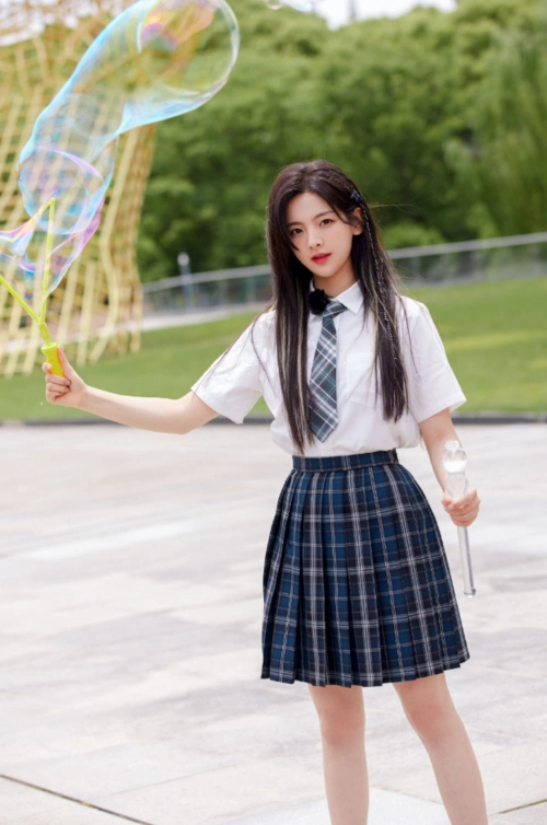 杨超越为装嫩,大胆挑战jk制服,这少女感我服了