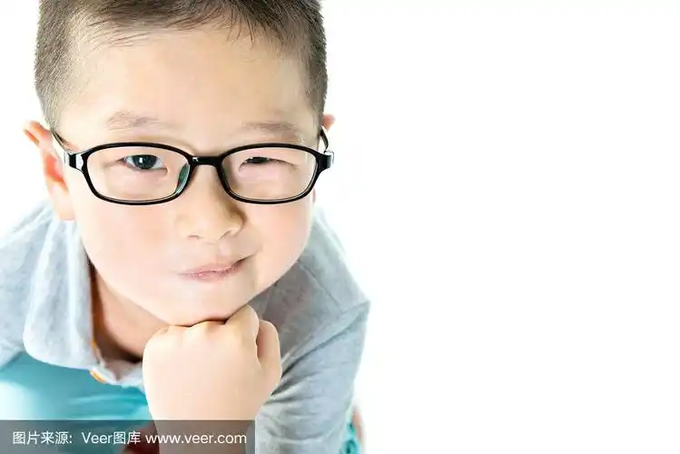 戴眼镜的小男孩
