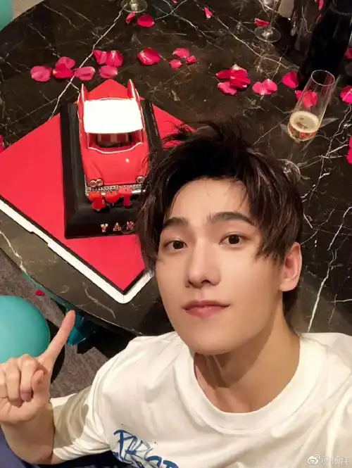 杨洋一个喜欢180度俯拍不畏砸脸的男人