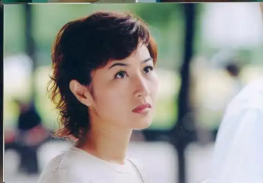 p>关咏荷(esther),1964年7月16日出生于中国香港,祖籍广东南海,中国