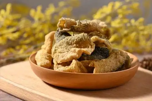 所需食材:鱼皮250g,咸蛋黄70g,淀粉30g,盐,胡椒粉