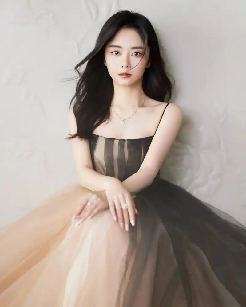 谭松韵# 一抹暗金抹胸礼服,又甜又美!