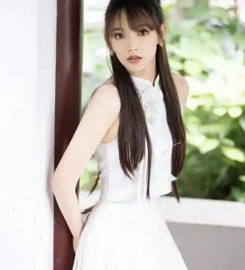 白鹿的紫色眼妆真的很漂亮,相比程潇的白玫瑰西装裙更加抢眼_发夹