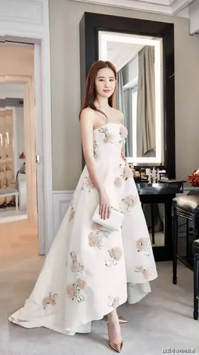 刘亦菲黑色网袜大秀美腿,灰色短裤配靓丽秀发,气质清纯又阳光