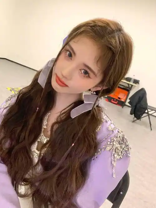 《2022—2023浙江卫视美好跨年夜》中,鞠婧祎胎毛刘海的造型好甜_kiku